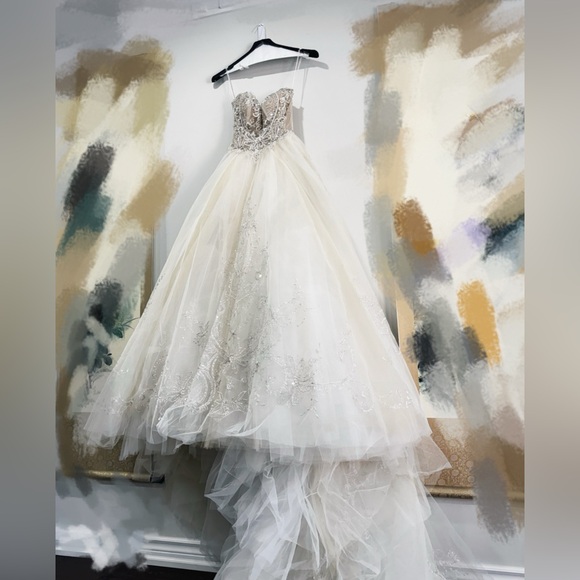 Casablanca Wedding Dress (Ball Gown, Size 6, Champagne color) - Picture 4 of 9